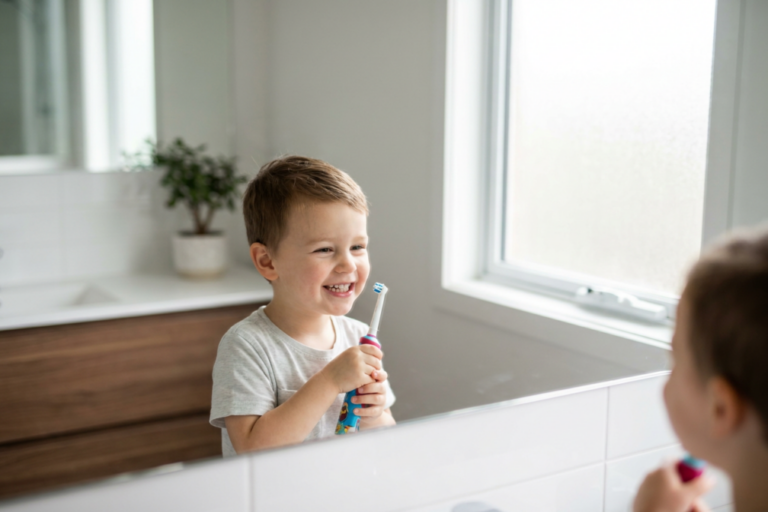 Brosse à dents électrique enfant : enfant se brossant les dents avec plaisir