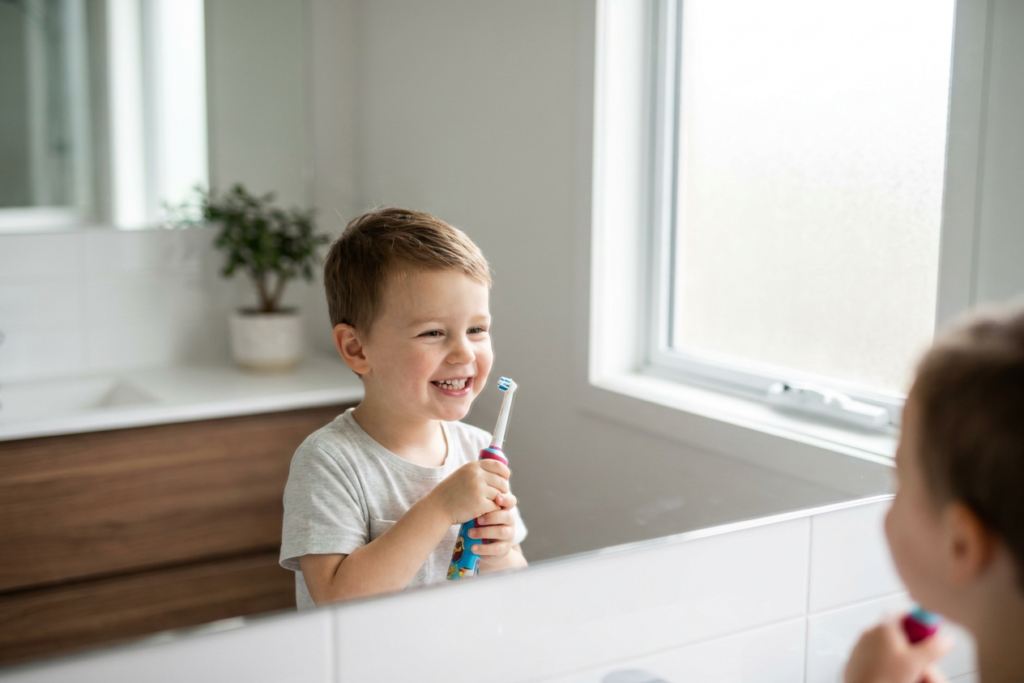Brosse à dents électrique enfant : enfant se brossant les dents avec plaisir